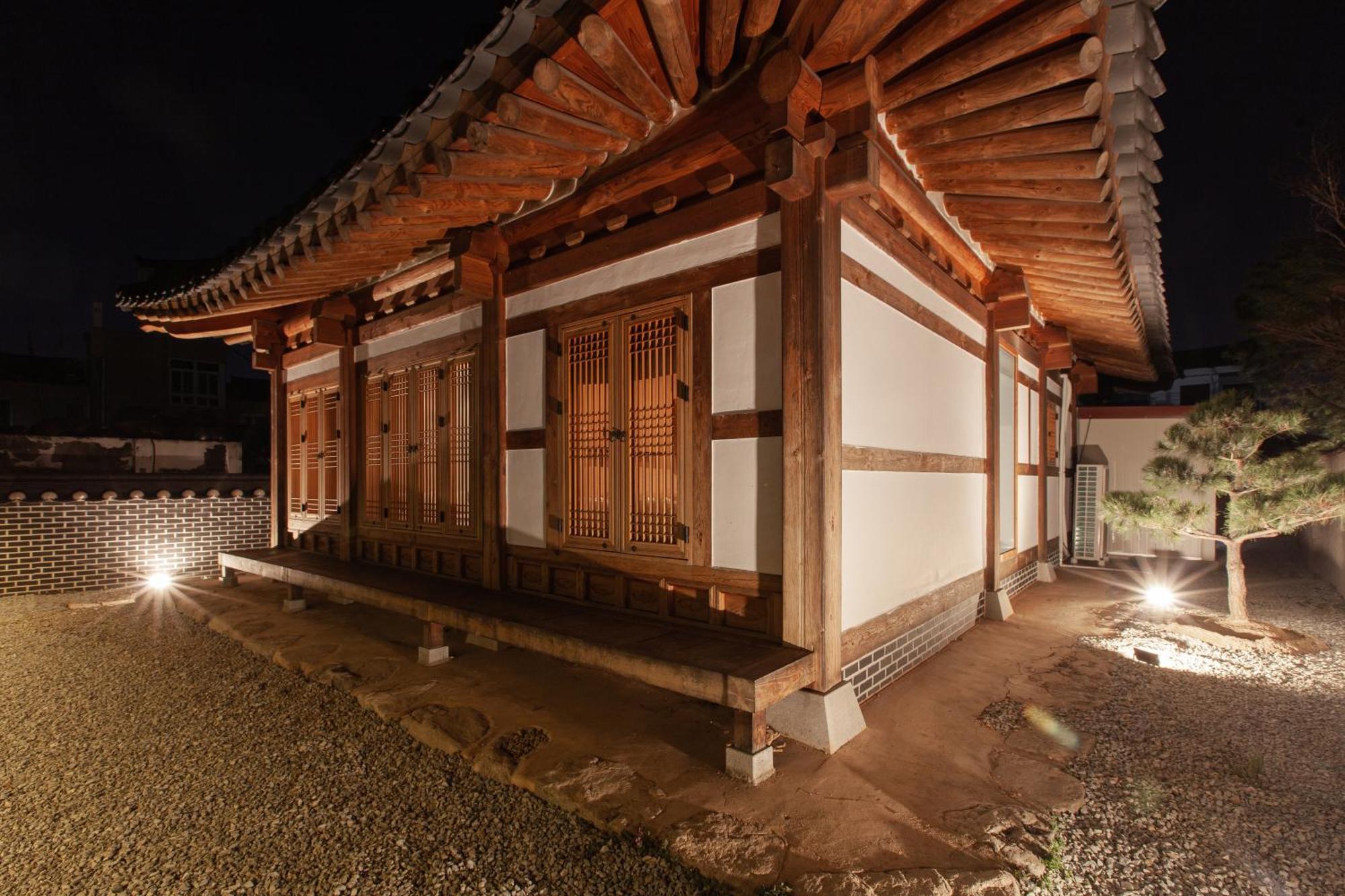 Cheong-Yeon, The Korean Traditional House Hanok In Jeonju Hanok Village Exterior photo