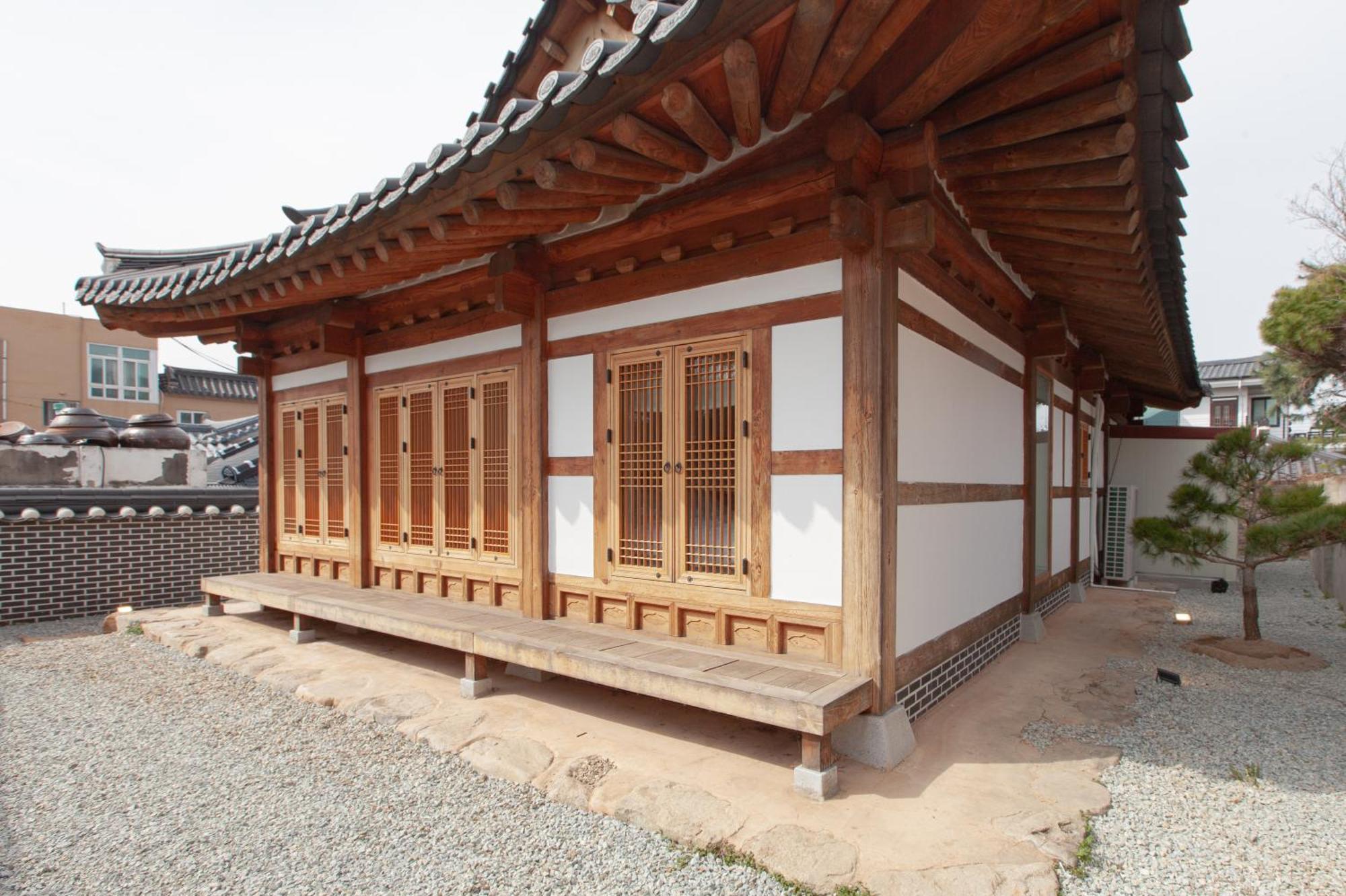Cheong-Yeon, The Korean Traditional House Hanok In Jeonju Hanok Village Exterior photo